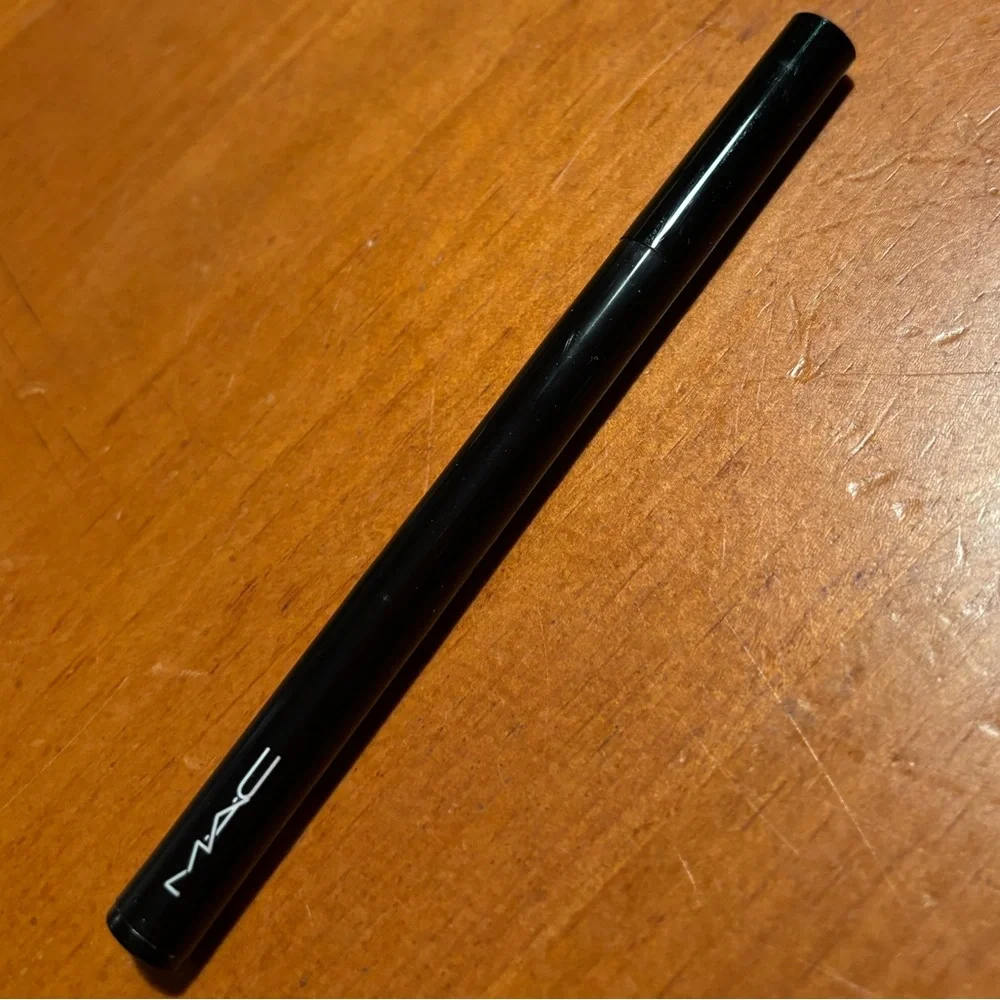 MAC Brushstroke 24-Hour Liner Liquid Eyeliner Brushblack